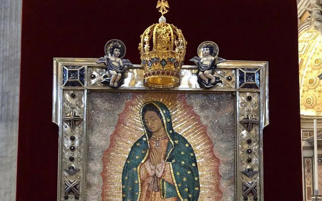 La corona y el marco de la imagen de la Virgen de Guadalupe en su capilla en las grutas vaticanas.?w=200&h=150