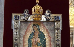 La corona y el marco de la imagen de la Virgen de Guadalupe en su capilla en las grutas vaticanas. Crédito: Antonio Berumen