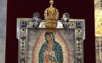 La corona y el marco de la imagen de la Virgen de Guadalupe en su capilla en las grutas vaticanas.