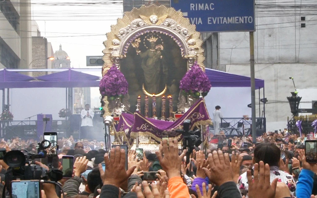La imagen de la Virgen de la Nube en el anda del Señor de los Milagros este sábado 18 de octubre en la multitudinaria procesión en el centro histórico de Lima (Perú).?w=200&h=150