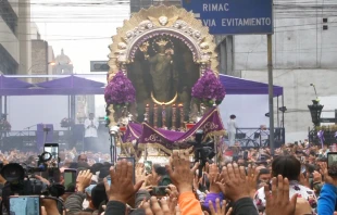 La imagen de la Virgen de la Nube en el anda del Señor de los Milagros este sábado 18 de octubre en la multitudinaria procesión en el centro histórico de Lima (Perú). Crédito: EWTN Noticias.