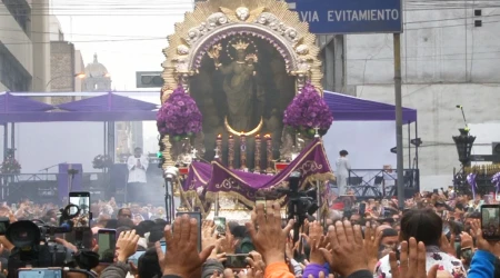 La imagen de la Virgen de la Nube en el anda del Señor de los Milagros este sábado 18 de octubre en la procesión en el centro histórico de Lima (Perú).