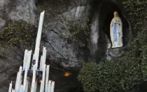 La Virgen de Lourdes en su santuario en Francia.