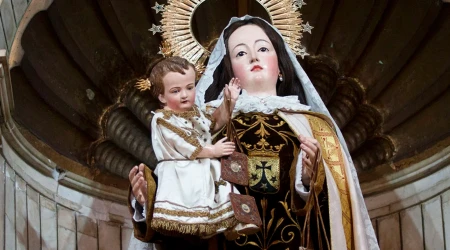 Imagen de la Virgen del Carmen en la Catedral de Bogotá.
