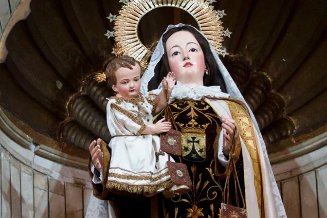 Imagen de la Virgen del Carmen en la Catedral de Bogotá.