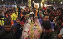 La Virgen de Cisne con una multitud de fieles en Cuenca, Ecuador.