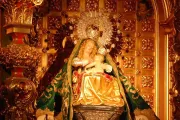 Roban las coronas de la Virgen María y el Niño Jesús de la Catedral de Plasencia (España) en Domingo de Ramos.