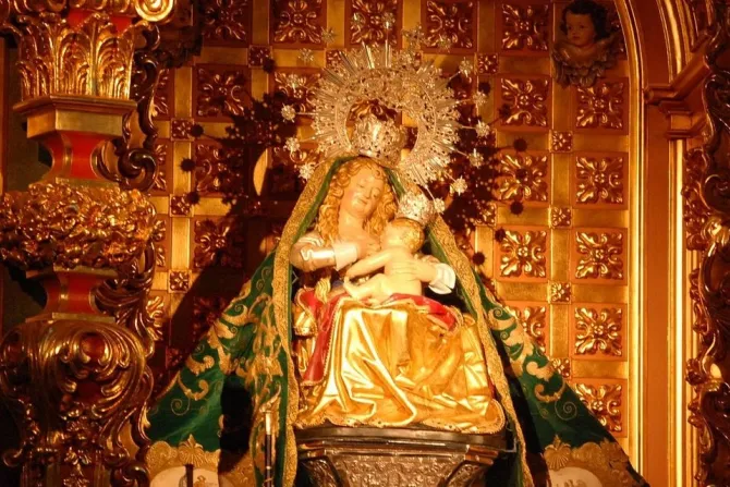 Roban las coronas de la Virgen María y el Niño Jesús de la Catedral de Plasencia (España) en Domingo de Ramos.