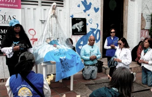 Voluntarios de 40 Días por la Vida Colombia y de Misión Fátima Colombia rezan por el fin del aborto. Crédito: Eduardo Berdejo / ACI.