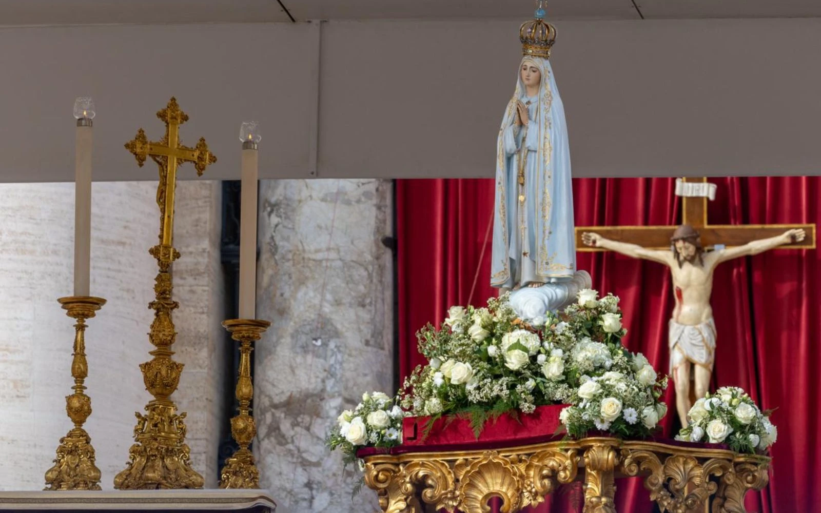 La Virgen de Fátima, junto al altar.?w=200&h=150