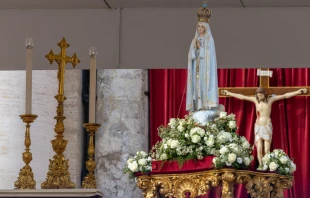 La Virgen de Fátima, junto al altar. Crédito: Daniel Ibañez/ EWTN News.