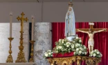 La Virgen de Fátima, junto al altar.