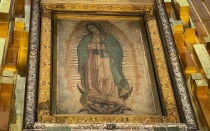 Imagen original de Nuestra Señora de Guadalupe aparecida milagrosamente en la tilma de San Juan Diego en 1531, conservada en la Basílica de Guadalupe en Ciudad de México.