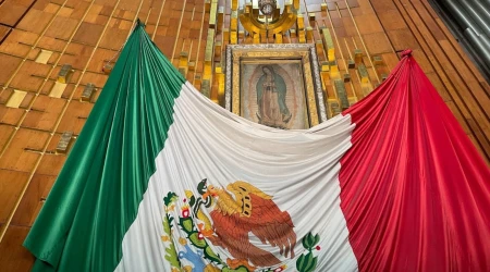 Virgen de Guadalupe y bandera de México