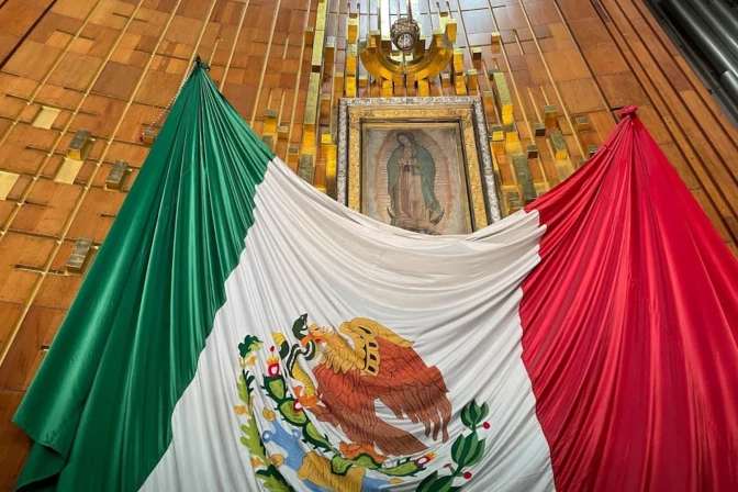 Virgen de Guadalupe y bandera de México