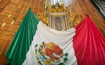 La imagen original de la Virgen de Guadalupe con la bandera de México.