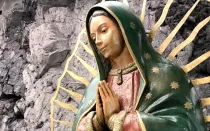 Estatua de la Virgen de Guadalupe.