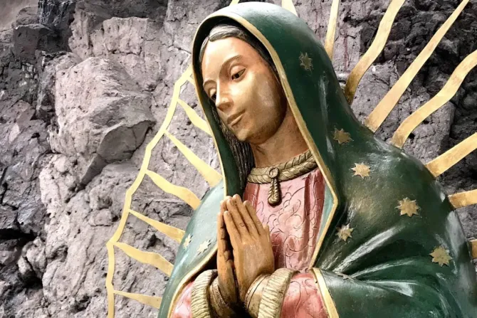 Estatua de la Virgen de Guadalupe