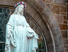 ¿Quieres consagrarte a la Virgen María? Estos dos grupos católicos pueden ayudarte