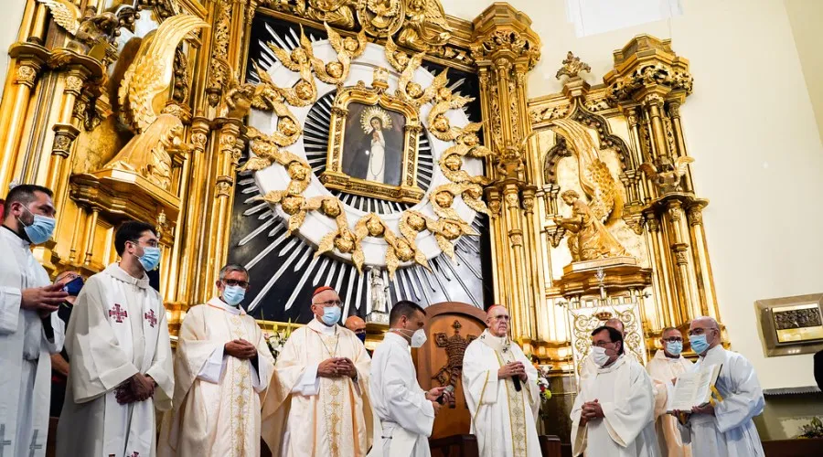 El Arzobispo de Madrid, Cardenal Carlos Osoro preside la misa en honor de la Virgen de la Paloma en 2021. Crédito: Archimadrid (CC BY-NC-SA 2.0)