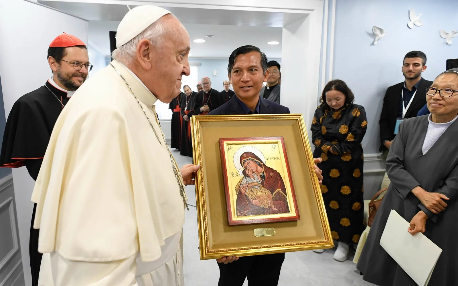 El Papa entrega del cuadro de la Virgen de la Ternura en la Casa de la Misericordia de Ulán Bator?w=200&h=150