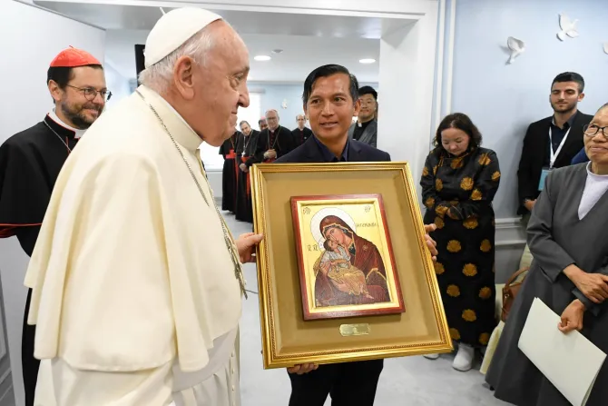 El Papa Francisco hace entrega del cuadro de la Virgen de la Ternura en la Casa de la Misericordia de Ulán Bator