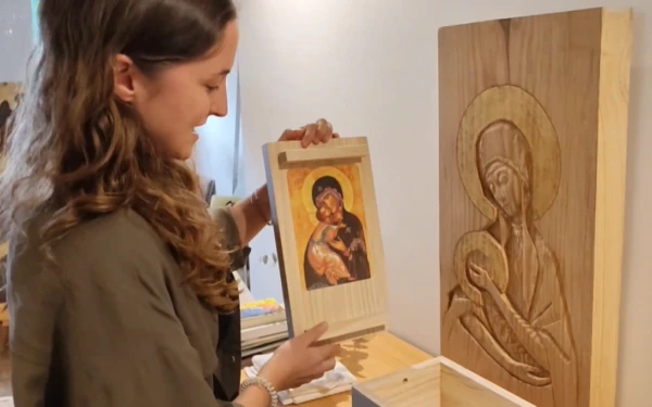 Una imagen de la Virgen de la Ternura queda cara a cara con los bebés dentro de la caja. Crédito: Nicolás de Cárdenas / ACI Prensa.