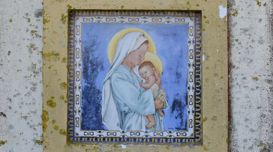 Azulejo que representa a la Virgen María y el Niño Jesús. Crédito: Emilio Llorente/ Cathopic