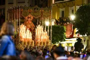 Palio de la Virgen recorre las calles de Sevilla en la noche del lunes santo