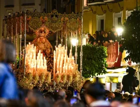 Fieles llenan las calles de Sevilla en Semana Santa a pesar de la lluvia [imágenes]