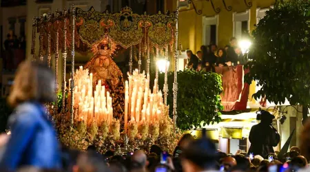Palio de la Virgen recorre las calles de Sevilla en la noche del lunes santo