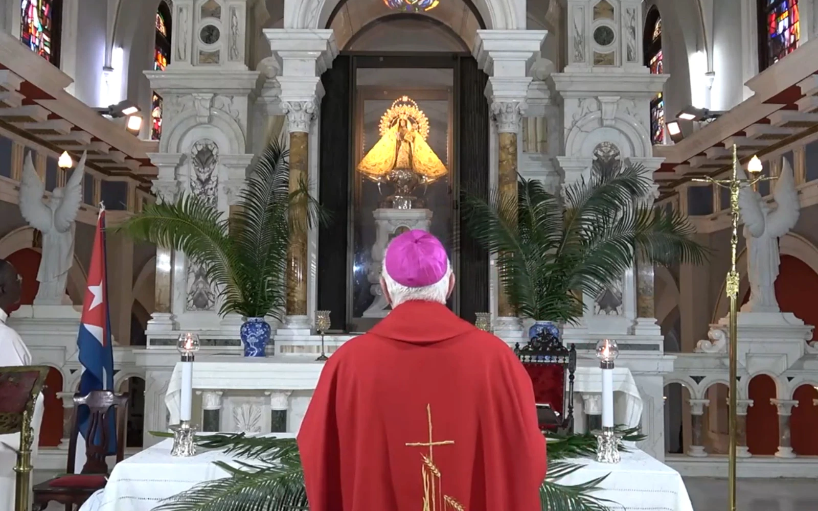 Mons. Dionisio Guillermo García, Arzobispo de Santiago de Cuba, reza ante la imagen de María en la Basílica Santuario Nacional de Nuestra Señora de la Caridad del Cobre, 24 de marzo de 2024.?w=200&h=150