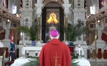 Mons. Dionisio Guillermo García, Arzobispo de Santiago de Cuba, reza ante la imagen de María en la Basílica Santuario Nacional de Nuestra Señora de la Caridad del Cobre, 24 de marzo de 2024.