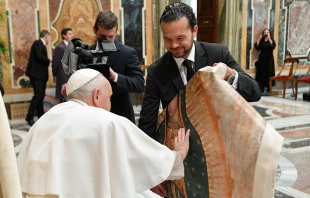 El Papa Francisco bendice una imagen de la Virgen de Guadalupe durante una audiencia con mexicanos Crédito: Vatican Media
