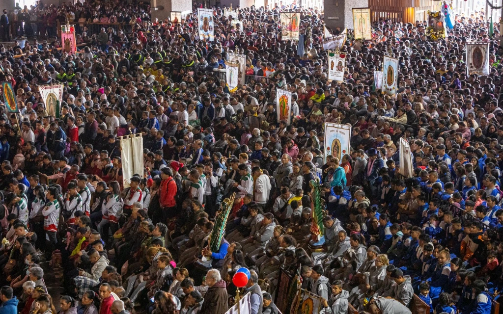 Fieles católicos escuchando Misa.?w=200&h=150