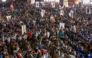 Fieles católicos escuchando Misa. Crédito: Basílica de Guadalupe