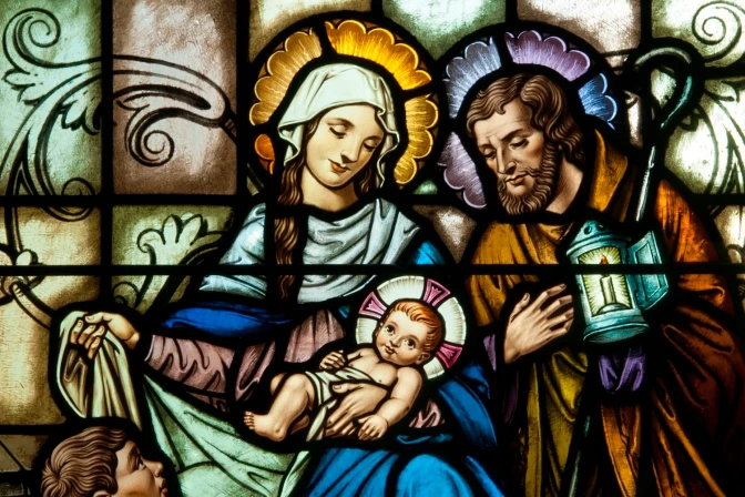 Vitral con la imagen de la Sagrada Familia.