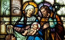 Vitral con la imagen de la Sagrada Familia.