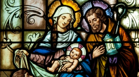 Vitral con la imagen de la Sagrada Familia.