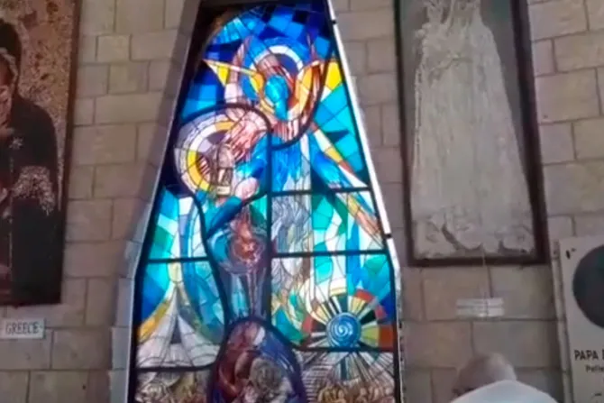 Centro de rehabilitación dona vitral a Basílica de la Anunciación en Tierra Santa