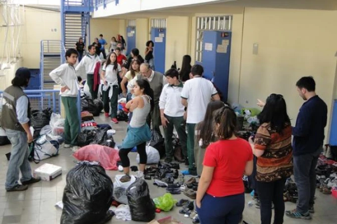 Miles de voluntarios siguen ayudando a los damnificados del incendio en Valparaíso