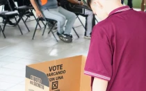 Imagen referencial de una persona votando.