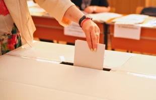 Foto referencial de un joven votando. Crédito: CatEyePerspective / Canva