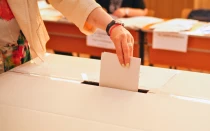 Foto referencial de un joven votando.