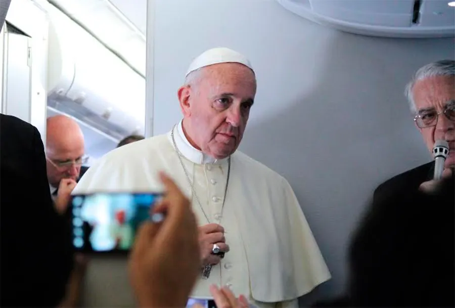 El Papa Francisco en el vuelo de retorno a Roma / Foto: Alan Holdren (ACI Prensa)?w=200&h=150