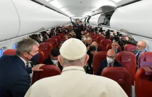 Rueda de prensa en el vuelo de regreso a Roma. Crédito: Vatican Media 