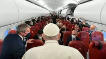 Rueda de prensa en el vuelo de regreso a Roma. Crédito: Vatican Media