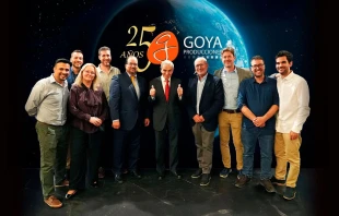 Andrés Garrigó, en el centro, junto a su equipo. Crédito: Goya Producciones.