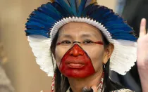 la jefe Putany de la tribu Yawanawa realizó un ritual chamánico en el Foro Económico Mundial de 2024.