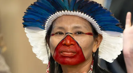 la jefe Putany de la tribu Yawanawa realizó un ritual chamánico en el Foro Económico Mundial de 2024.